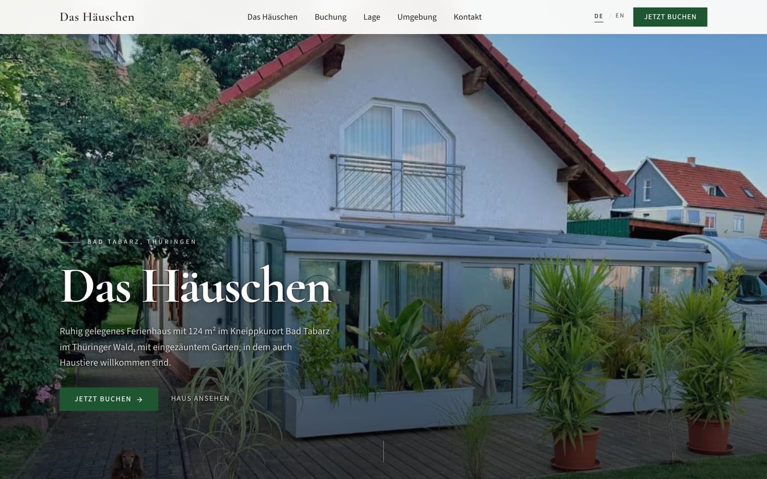 Das Häuschen start page: a photo of the house and its garden, with green booking buttons